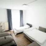 Hotelzimmer mit einem Einzelbett und Schlafsofa