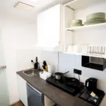 Moderne Kochzeile des Hotels