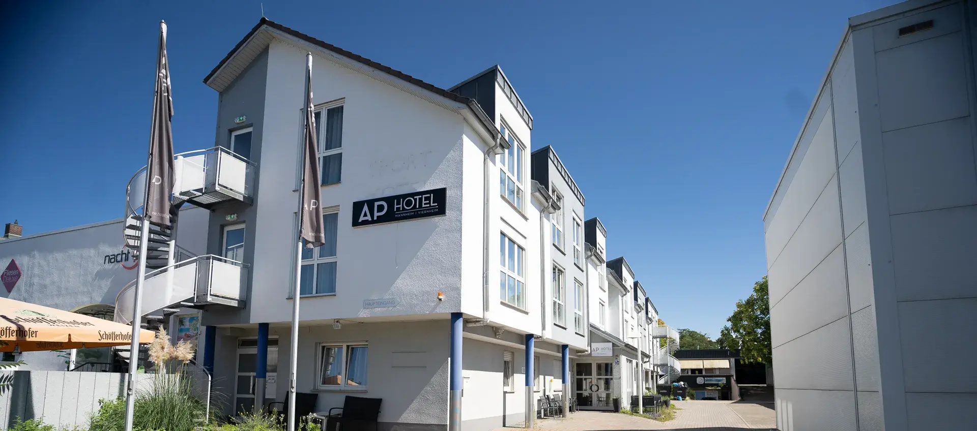 Blick auf die Hotelgebäude von außen an einem sonnigen Tag