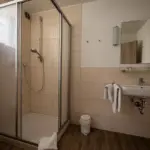 Modernes Badezimmer mit Dusche und Waschbecken