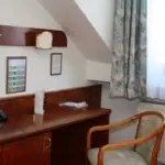 Arbeitsbereich im Hotelzimmer mit Schreibtisch und Stuhl