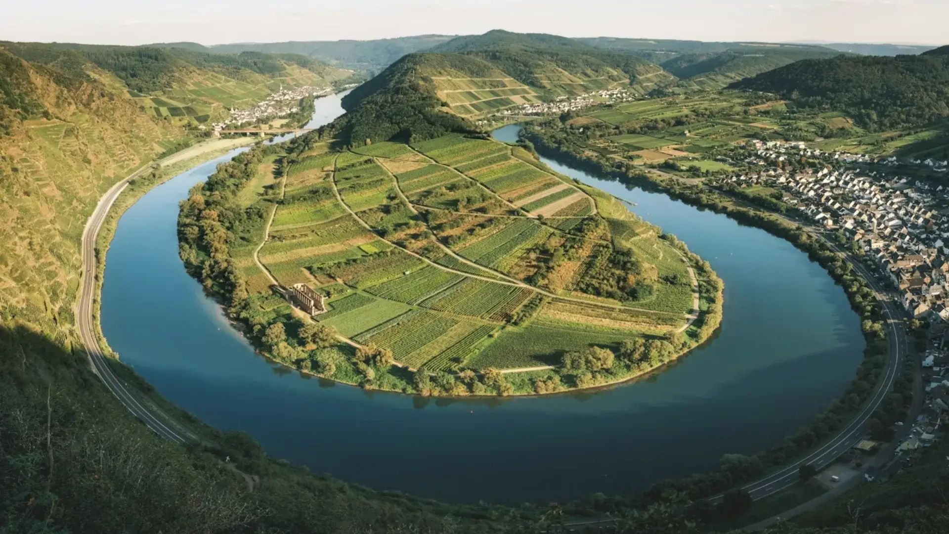 Luftaufnahme einer Flusslandschaft in der Rhein Neckar Region