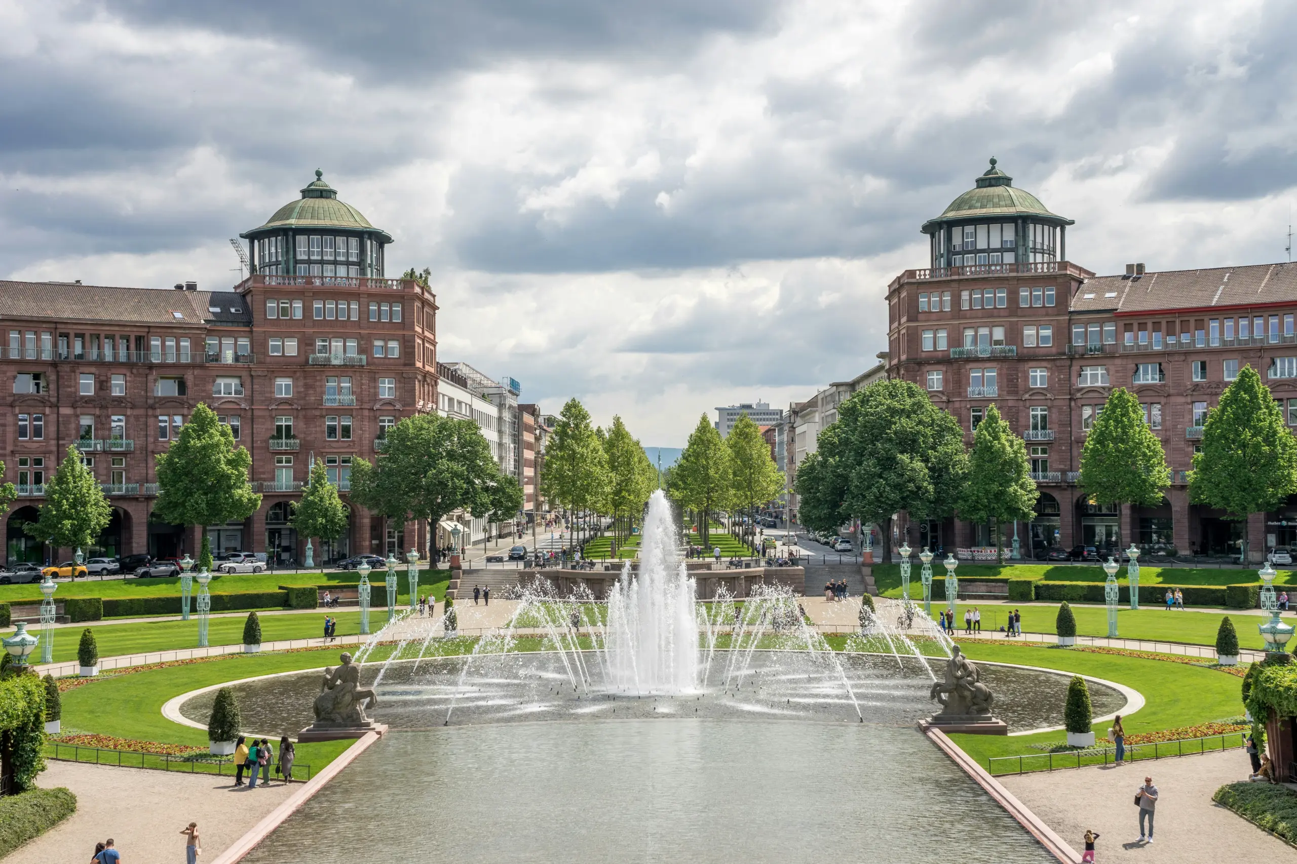 Blick auf ein Wasserspiel in der Innenstadt von Mannheim